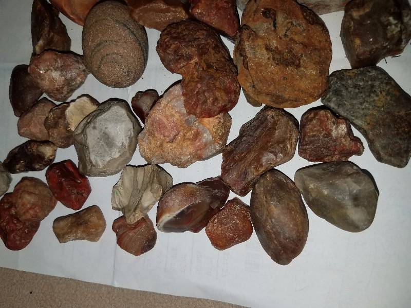 lot 7 image: Agates and Rock specimens