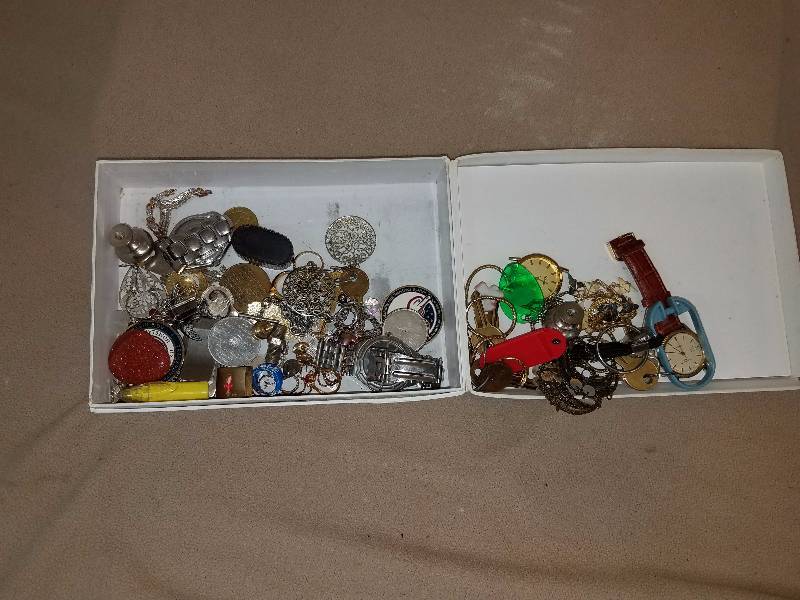 lot 105 image: Lot of Miscellaneous Jewelry