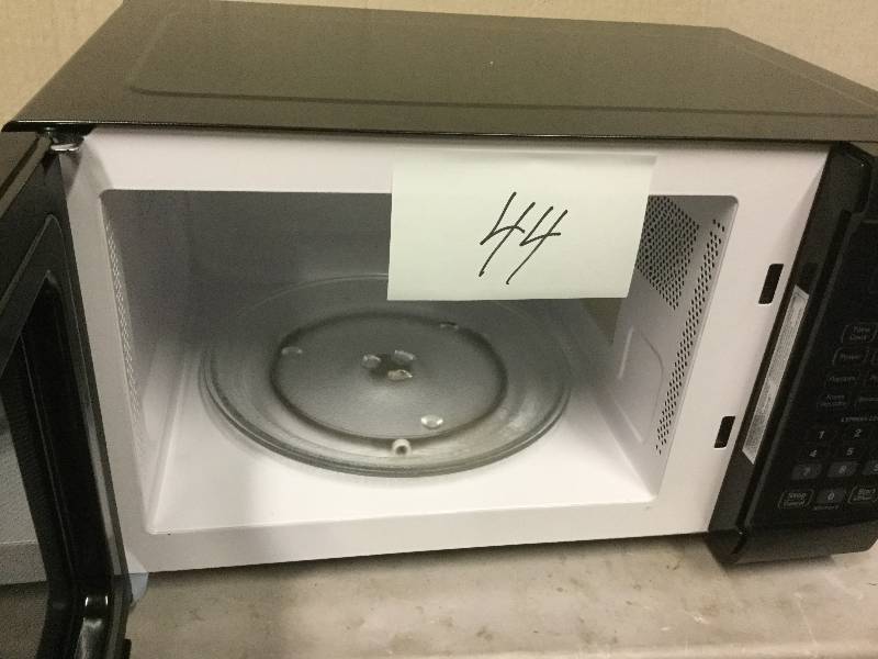 lot 44 image: Magic Chef 0.9 Cu Ft Counter Top Microwave Oven
