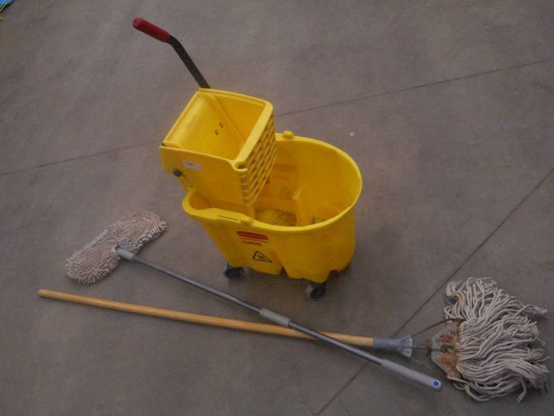 lot 24 image: Rubbermaid Rolling Mop Bucket With ...