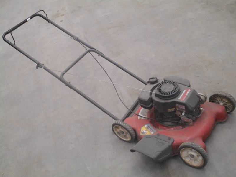 lot 27 image: Yard Machines 21 Push Mower, Runni...