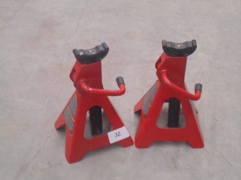 lot 32 image: (2) Big Red 2-Ton Jack Stands ...