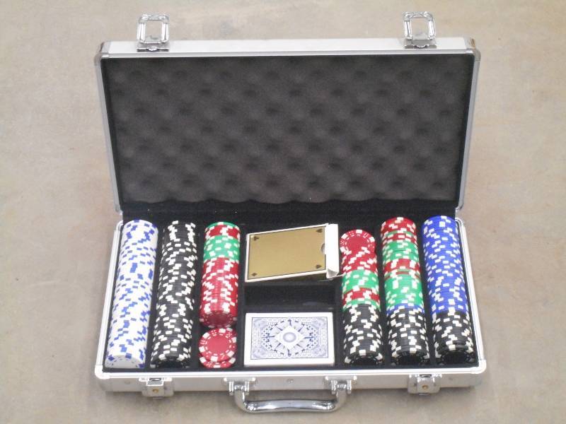 lot 47 image: Poker Chip Set With Hardshell Case ...