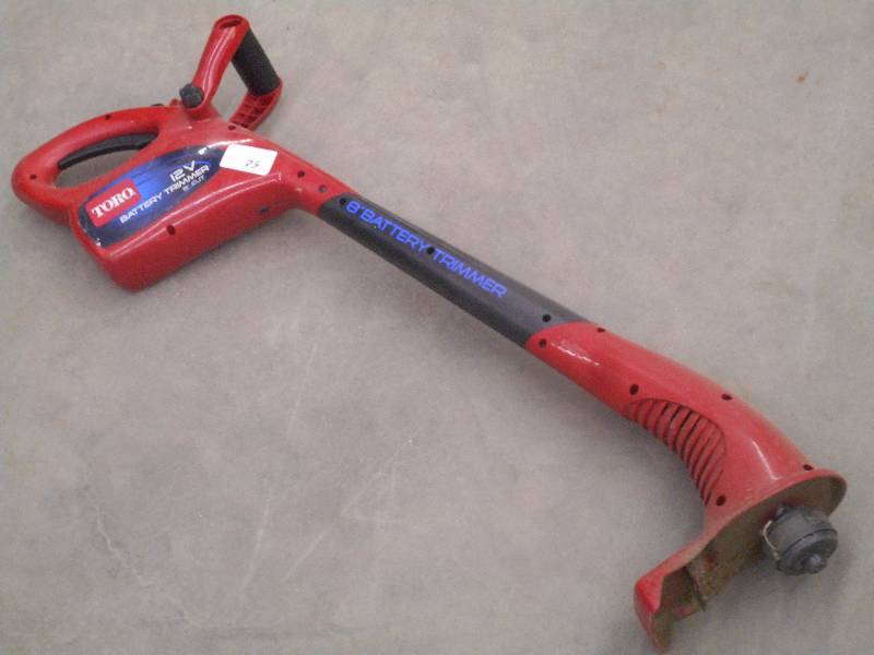 lot 52 image: Toro 12Volt Cordless Trimmer, No Ch...
