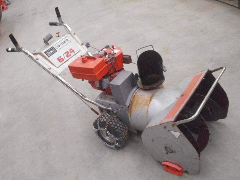 lot 60 image: Craftsman 6HP Snowblower, Tire Chai...