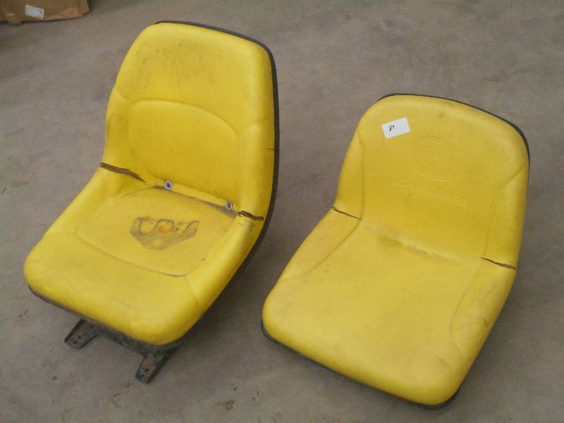 lot 81 image: (2) Used John Deere Lawn Tractor Se...
