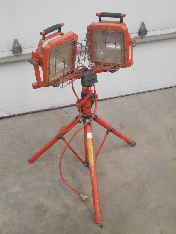 lot 114 image: Power-Light Dual Bulb Tri-Pod Work ...