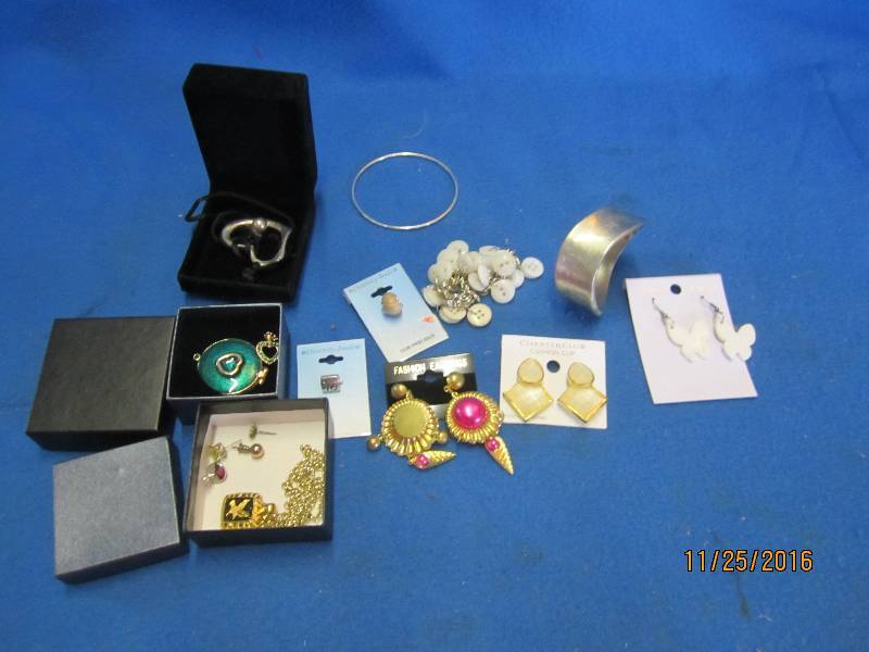 Lot of costume jewlery...