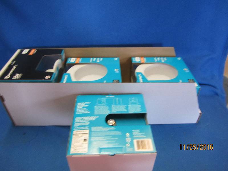 Lot of 4 new LED 65Watt equivalent,...