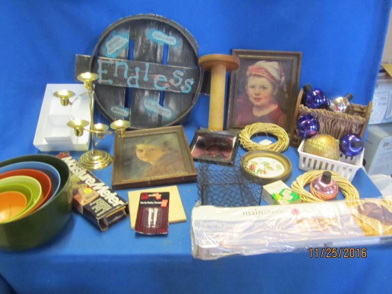 Lot of decorative household items...