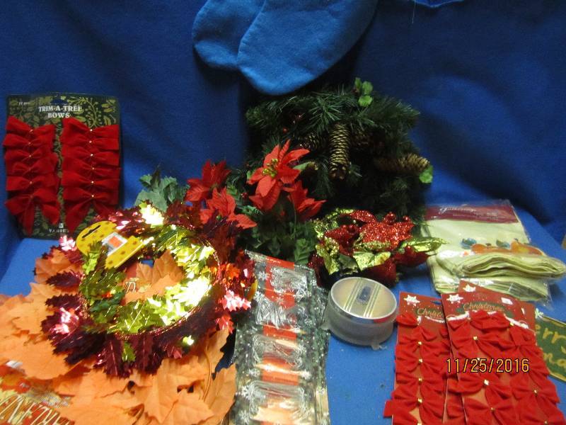 small lot of christmas dcor...