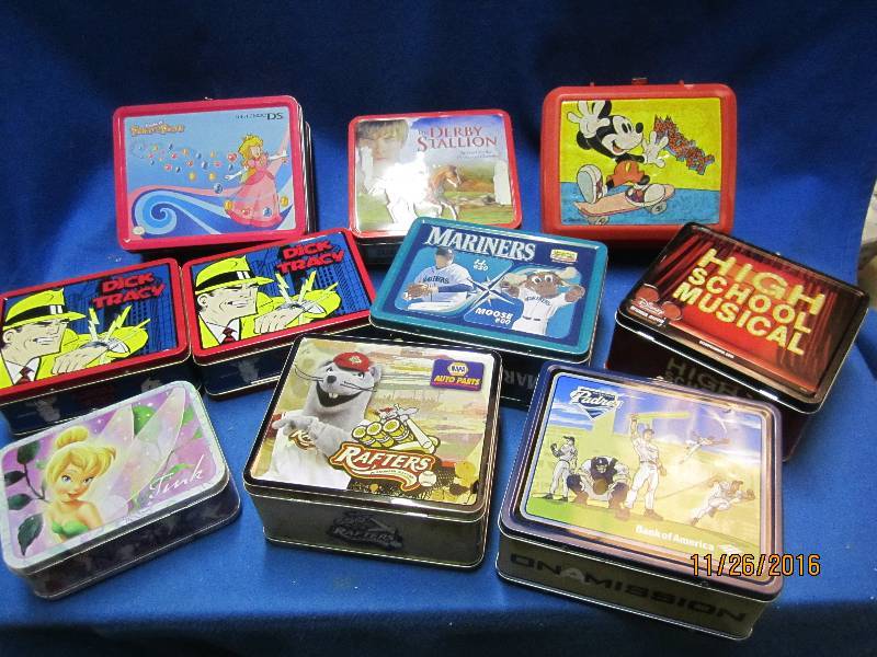 Lot of collector lunch boxes...
