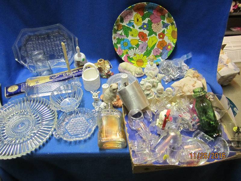 Lot of shot glasses, figures and pl...
