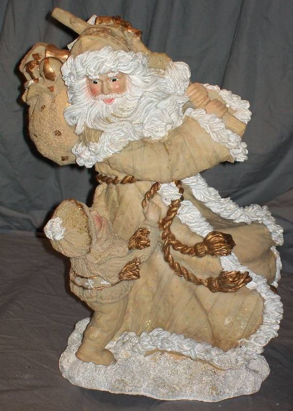 lot 6 image: 15 Father ChristmasSanta Claus Exquisitely Detailed figurine by David Ent.2000