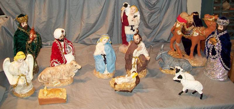 lot 12 image: 13 Tallest Piece of 15 Piece Vintage Nativity People SetScene.