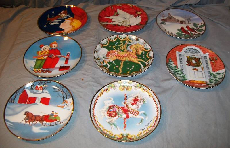 lot 14 image: 8- Vintage Limited Edition Fine Porcelain Franklin Mint ALA Christmas Seals Collector Plates