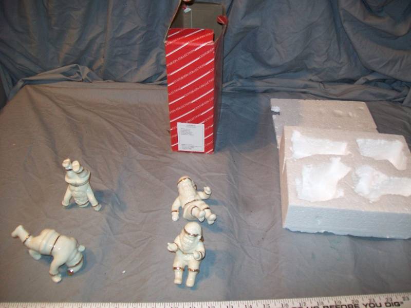 lot 46 image: 4- Porcelain Father ChristmasSanta Claus Figurines by Centurion Collection Ivory & Gold
