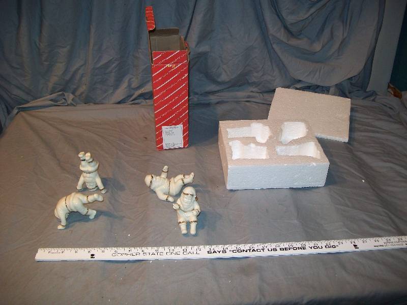 lot 47 image: 4- Porcelain Father ChristmasSanta Claus Figurines by Centurion Collection Ivory & Gold