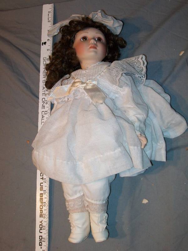 lot 64 image: 18 1991 B Mullins Franklin Heirloom Doll, Finely Detailed Bisque Porcelain Head & White Victorian Era Clothing