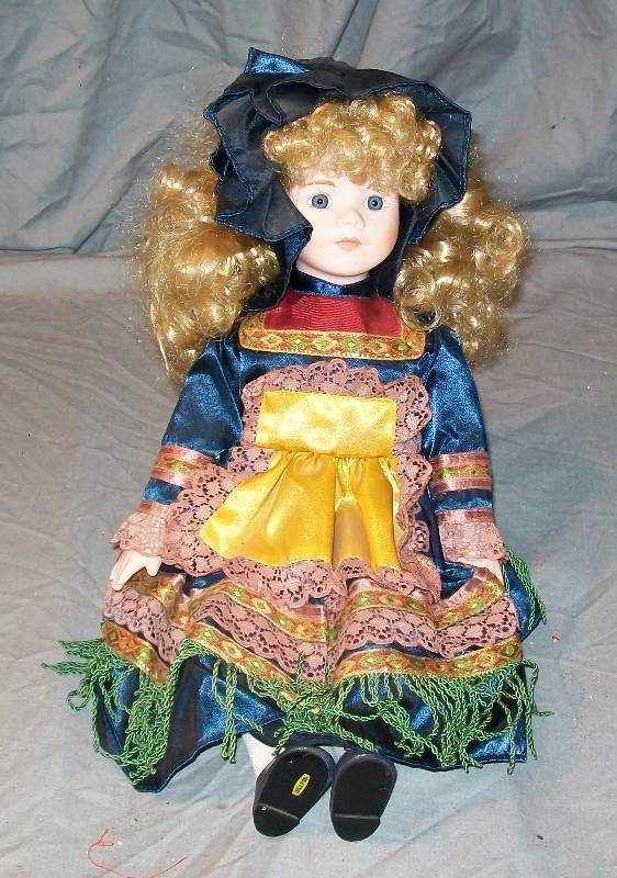 lot 86 image: See Video16 Music Box 1892 Heritage Mint Design Debut The American Dreams Porcelain Girl Doll Finely Detail Face & Clothing.