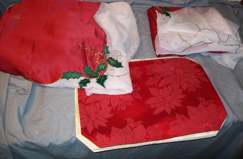 lot 126 image: 2- Decorative Christmas Holiday Elegant Table Cloths & 6- Place Mats