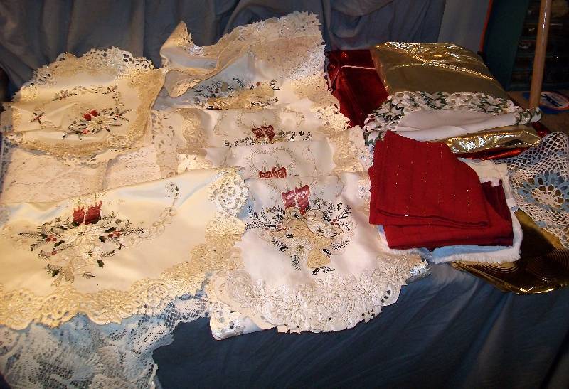 lot 128 image: Assorted Elegantly Finely Detailed Table Runners & Cloths, & 4- Plastic Table Cloth, 7- Vinyl Place mats