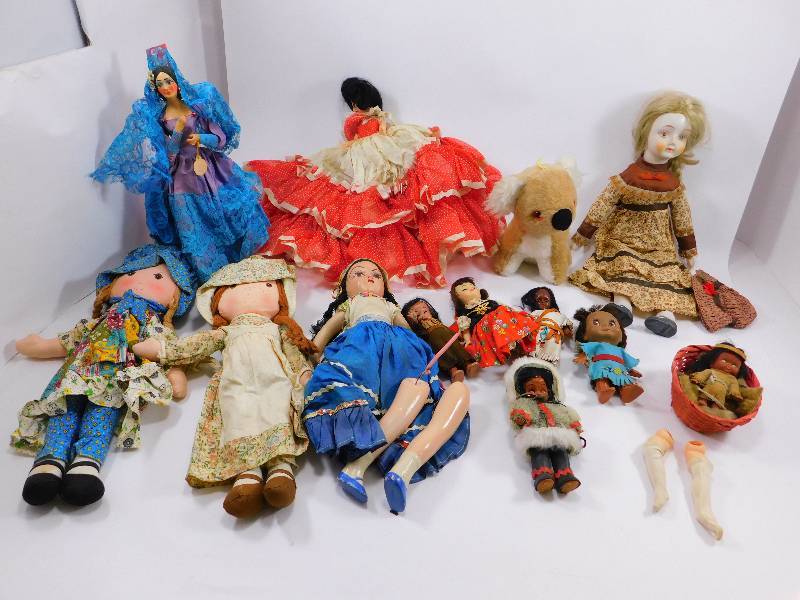 lot 30 image: Lot of Vintage Dolls