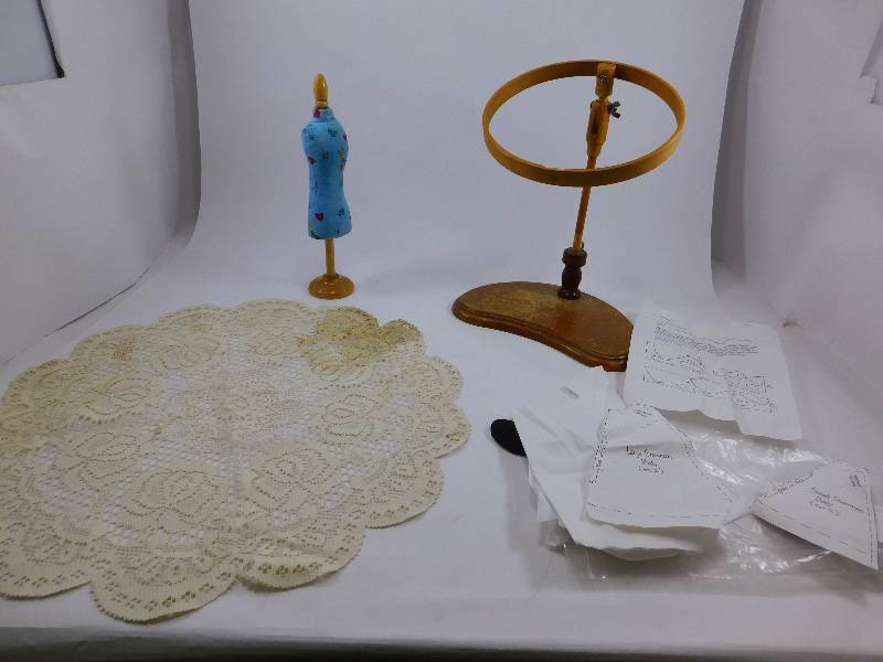 lot 31 image: Lot of Sewing Accessories