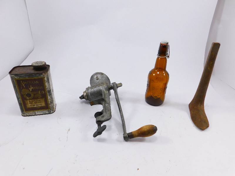 lot 61 image: Lot of Vintage Items