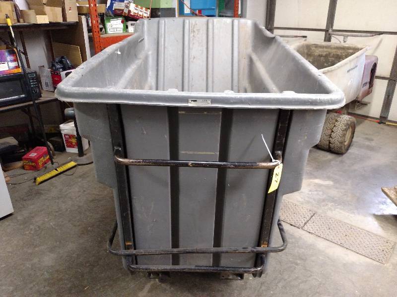 lot 27 image: Rubbermaid 1026 Heavy Duty Trash Ca...