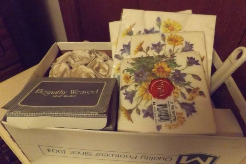 lot 160 image: Daisy napkins, lint roller, glass heart, thank you notes, more
