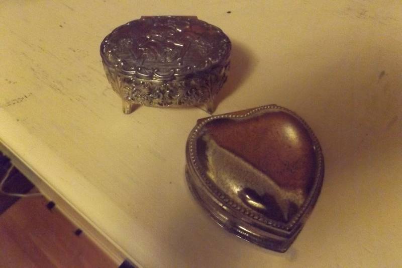 lot 179 image: Two silver trinket boxes, one with romantic couple design, one heart shaped