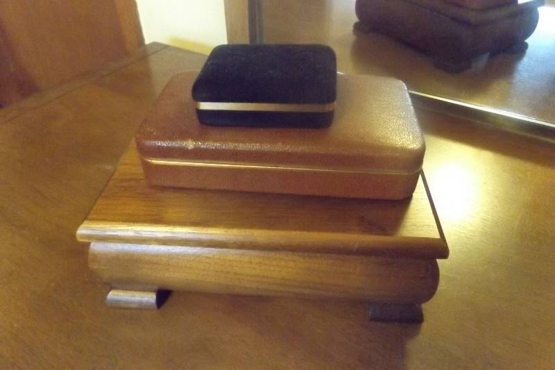 lot 194 image: Mens jewelry boxes and jewelry, several nice cufflinks, rifle tie clip, more