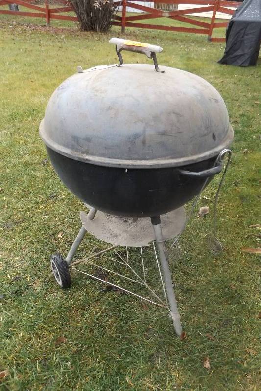 lot 196 image: Weber grill, the well known and well working charcoal grill