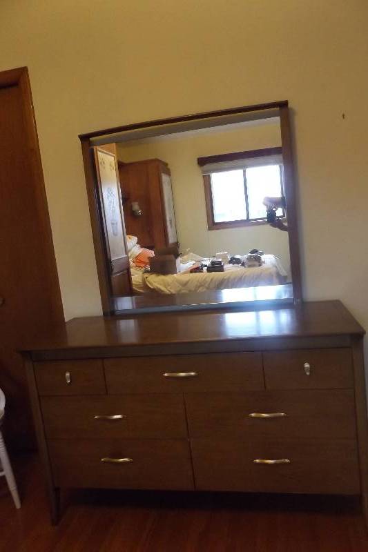 lot 204 image: Drexel vintage chest of drawers with mirror