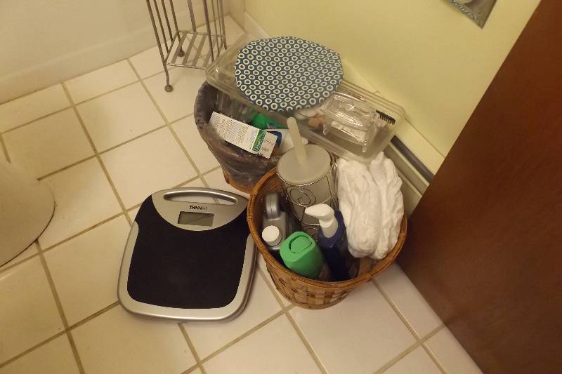 lot 209 image: Bathroom scale, bathroom cleaning, more