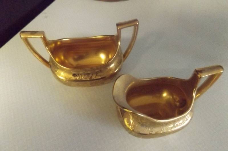 lot 213 image: Stouffer creamer and sugar, gold color