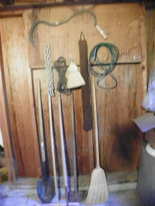 lot 74 image: Garage items