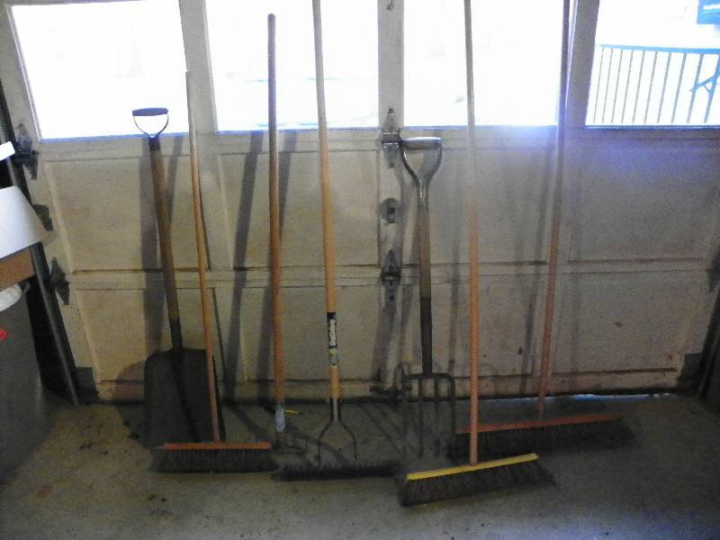 lot 76 image: Garage items