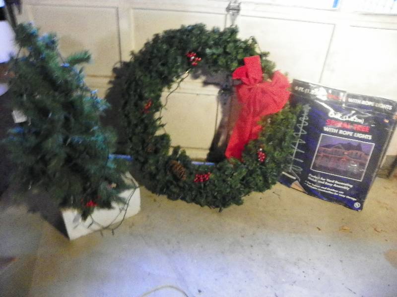 lot 80 image: Christmas items