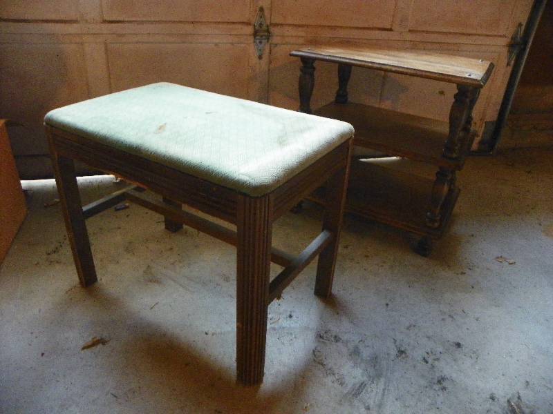 lot 103 image: Furniture