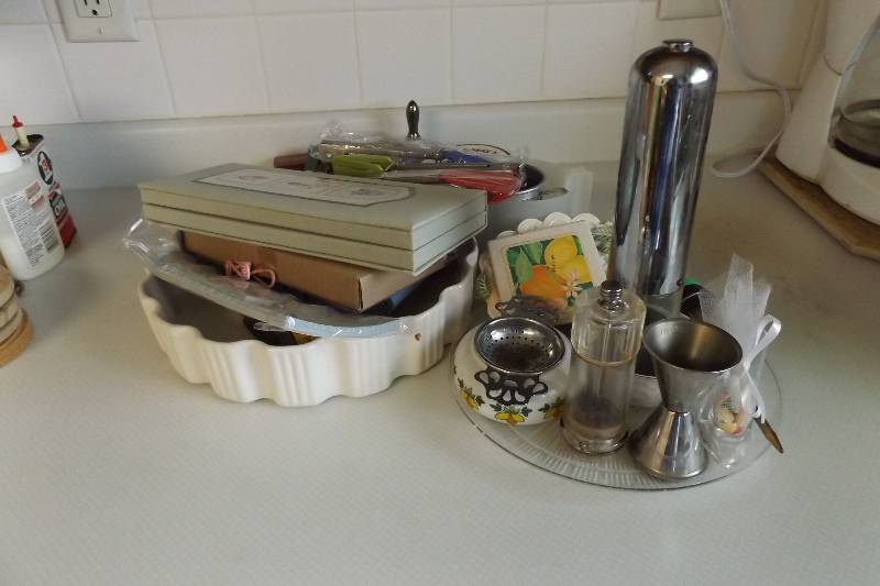 lot 219 image: Pepper grinders, toothpick holders, refridgerator magnets, kitchen misc.