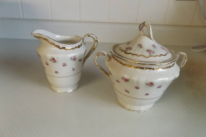 lot 221 image: Haviland China, Wilton, sugar and creamer