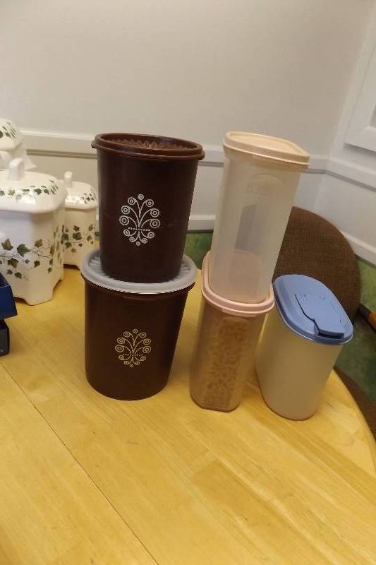 lot 230 image: Tupperware lot