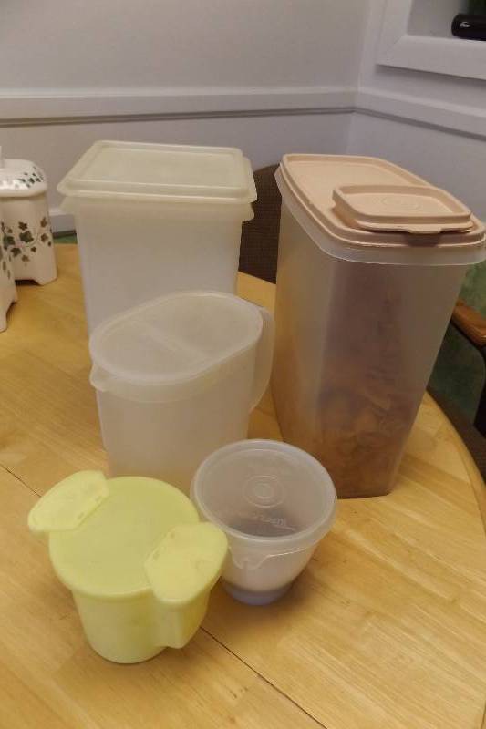 lot 231 image: Tupperware lot