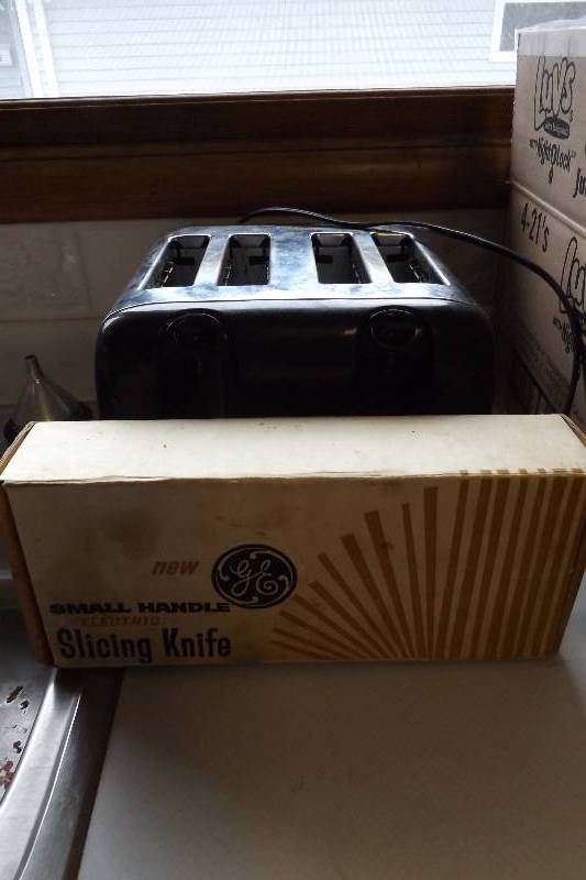 lot 232 image: Procter Silex toaster and GE electric knife