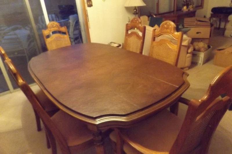 lot 241 image: Dining room table and 6 chairs, shown oval with one leaf in, there are 2 additional leafs