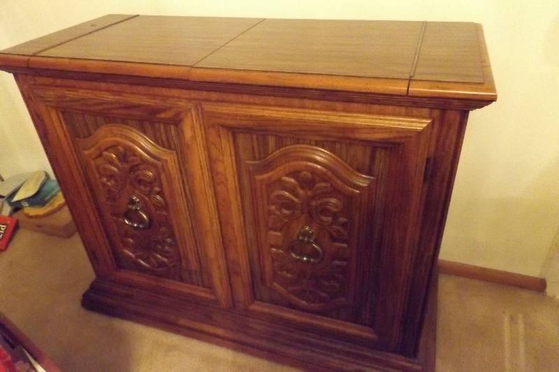 lot 243 image: Sideboard matching the china cabinet, 2 doors that open, drawer inside, top opens to provide extended top space