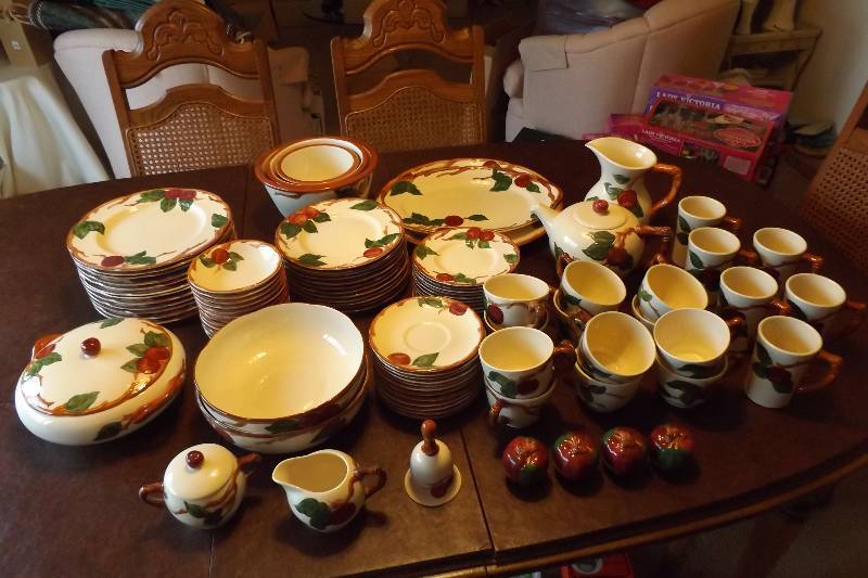 lot 249 image: Franciscan Apple complete set of dinnerware for 12, includes serving accessories, more than 50 pieces total