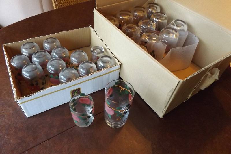 lot 250 image: Apple dcor glasses and juice glasses